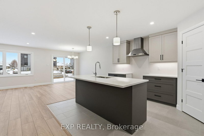140 Elizabeth Cres photo 4
