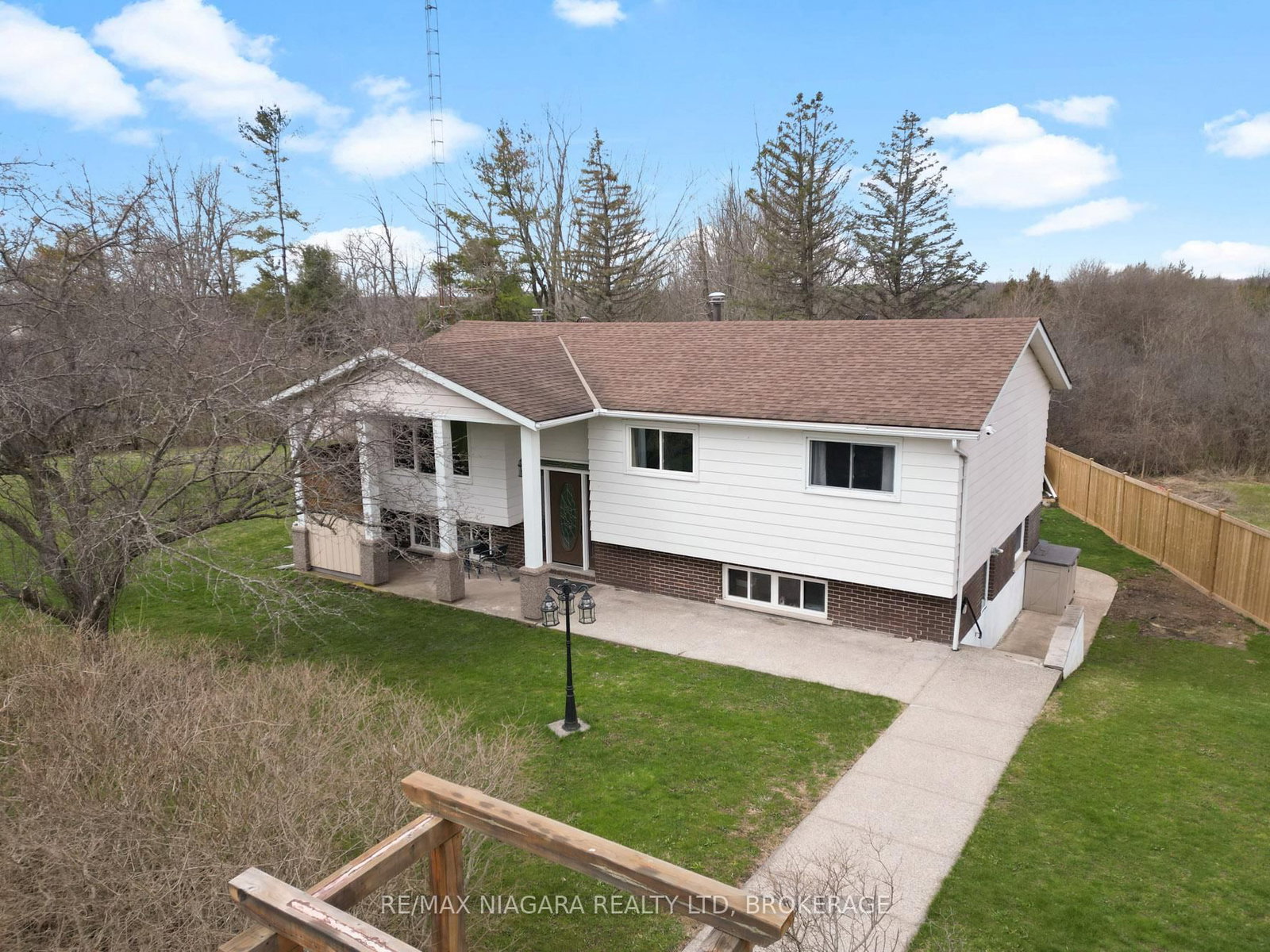 Detached House for sale at 883 Ridge Road, Fort Erie, Ontario, L0S 1N0 - Ridgeway - MLS: X12972946