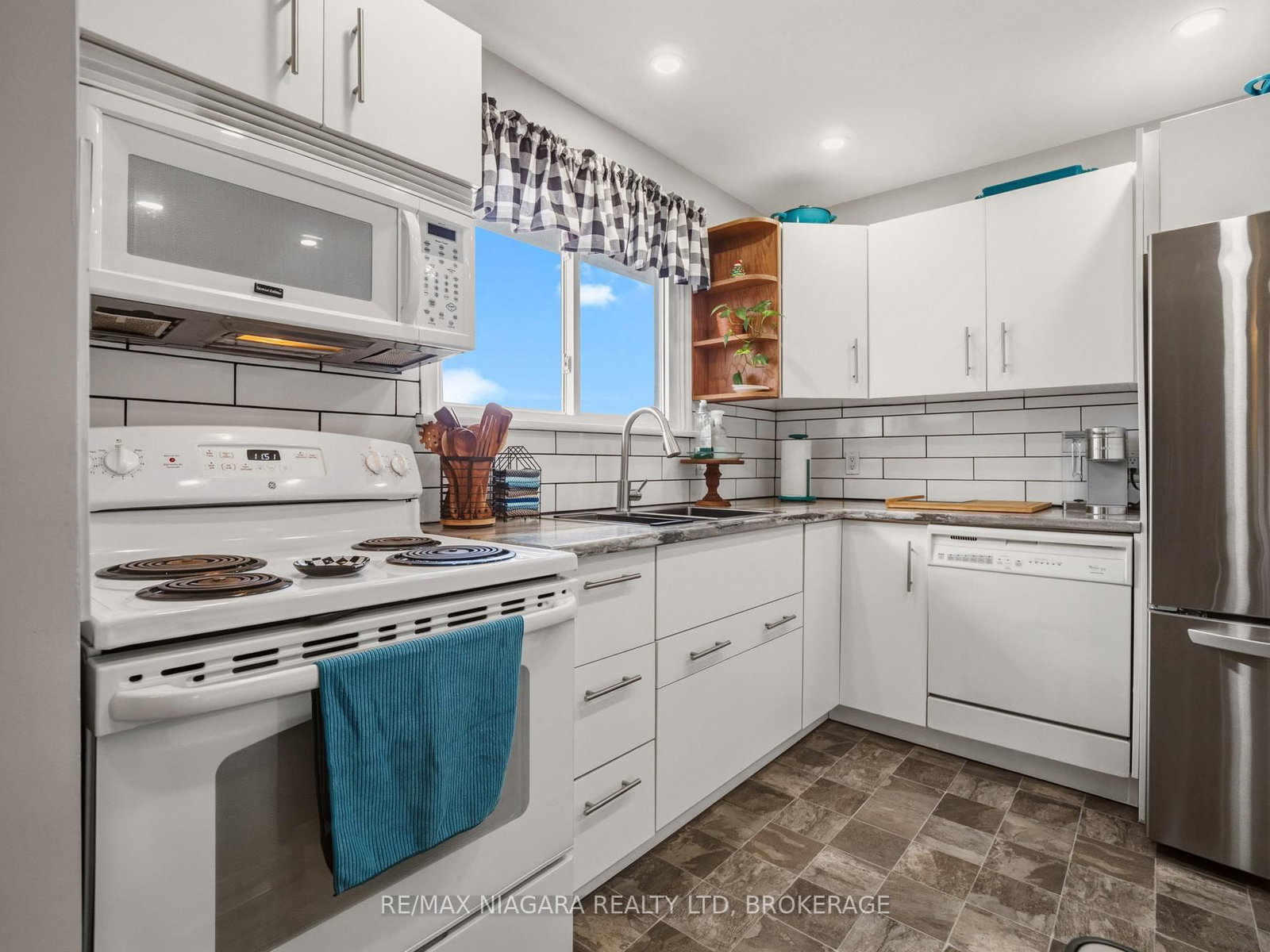 Detached House for sale at 883 Ridge Road, Fort Erie, Ontario, L0S 1N0 - Ridgeway - MLS: X12972946