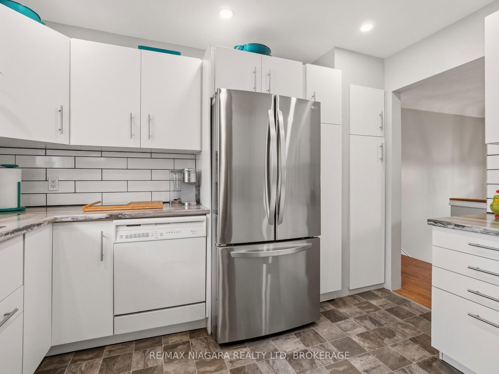 Detached House for sale at 883 Ridge Road, Fort Erie, Ontario, L0S 1N0 - Ridgeway - MLS: X12972946