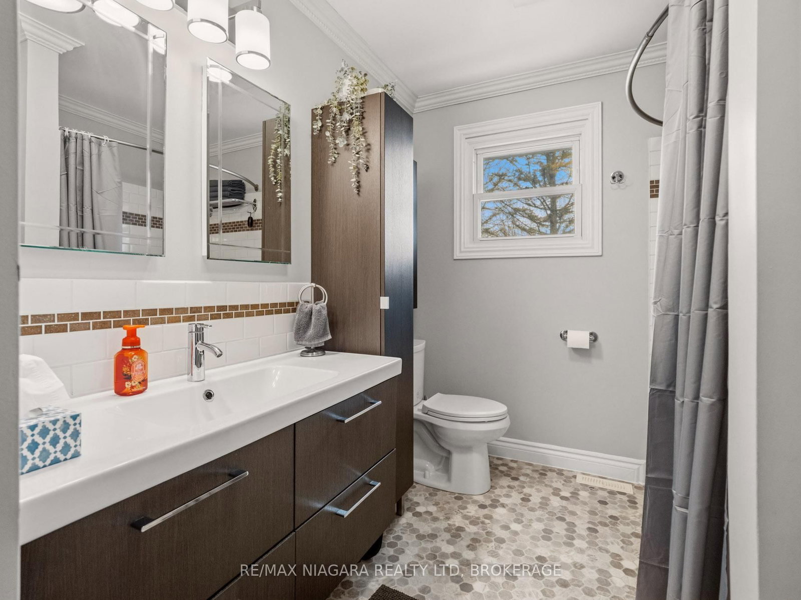 Detached House for sale at 883 Ridge Road, Fort Erie, Ontario, L0S 1N0 - Ridgeway - MLS: X12972946