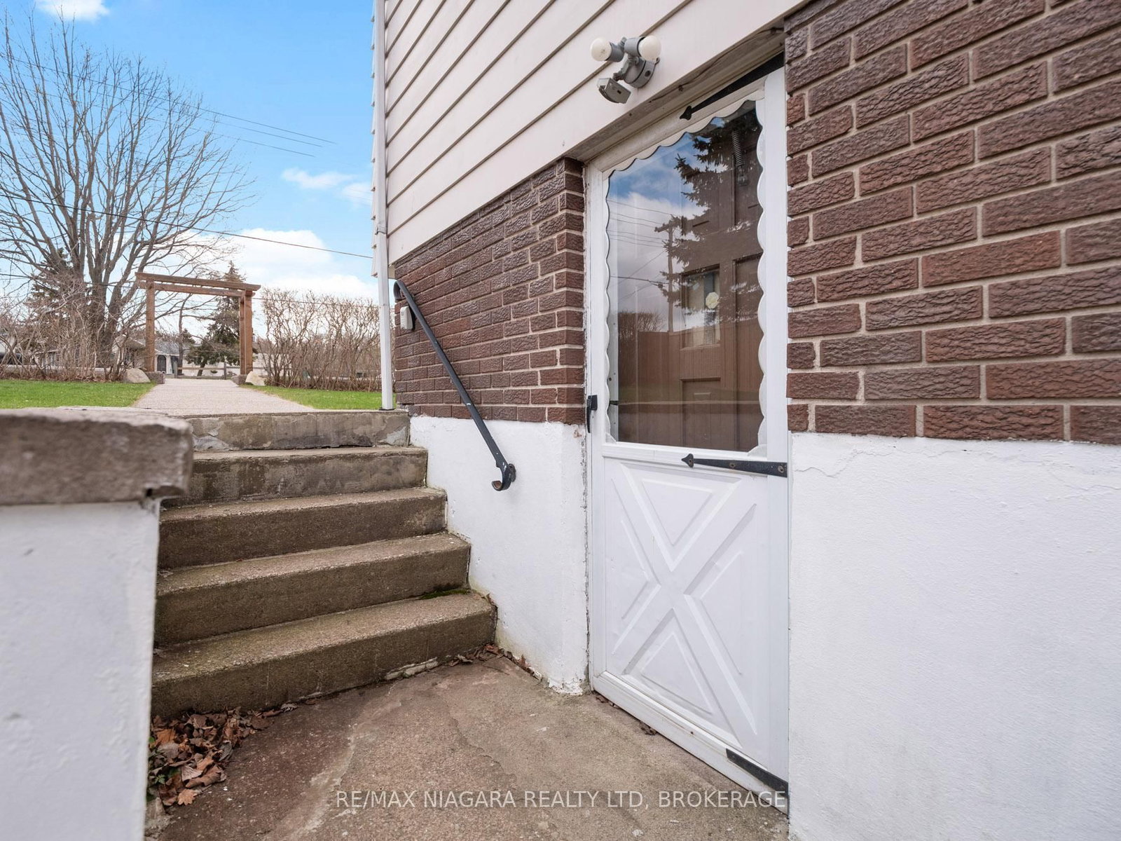 Detached House for sale at 883 Ridge Road, Fort Erie, Ontario, L0S 1N0 - Ridgeway - MLS: X12972946