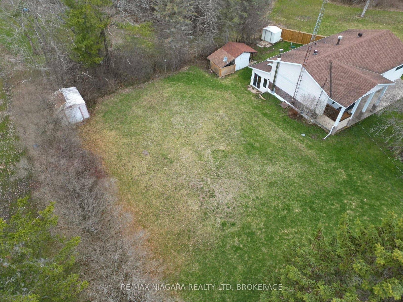 Detached House for sale at 883 Ridge Road, Fort Erie, Ontario, L0S 1N0 - Ridgeway - MLS: X12972946