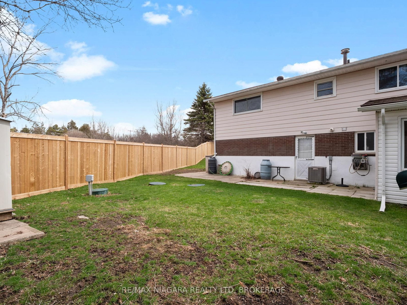 Detached House for sale at 883 Ridge Road, Fort Erie, Ontario, L0S 1N0 - Ridgeway - MLS: X12972946