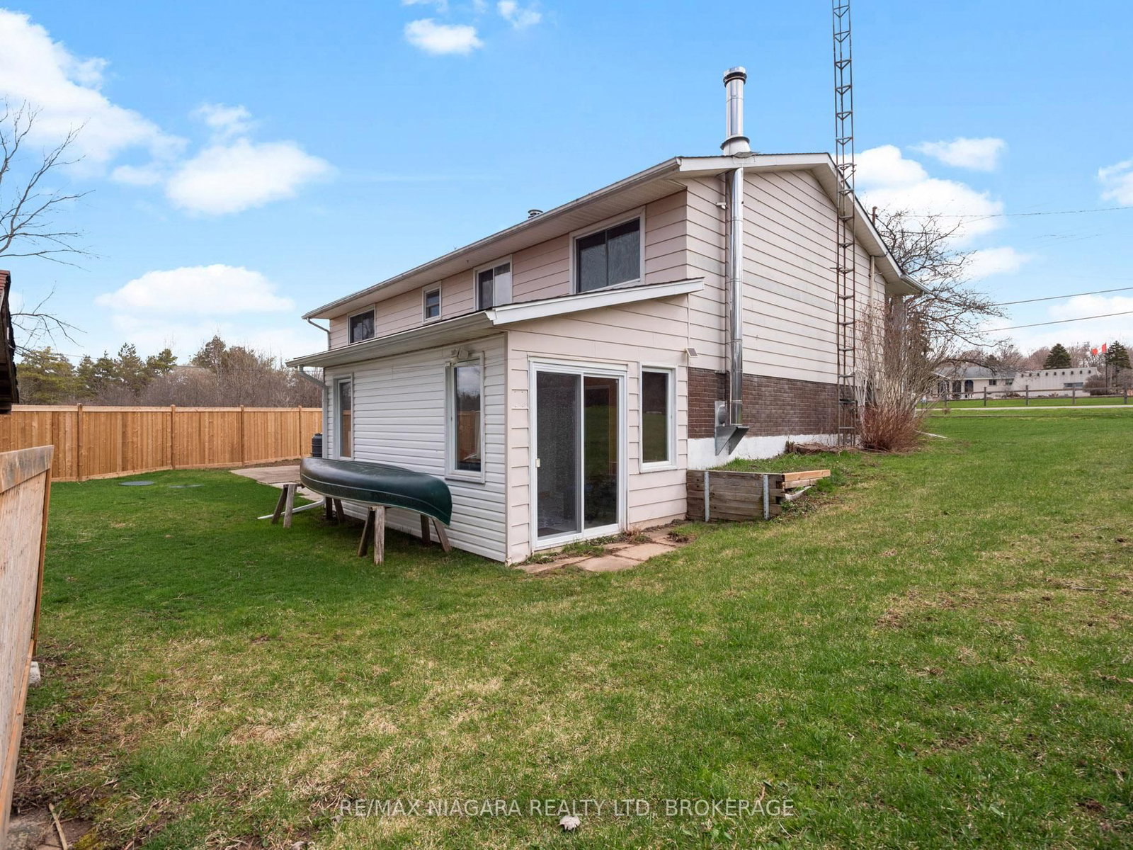 Detached House for sale at 883 Ridge Road, Fort Erie, Ontario, L0S 1N0 - Ridgeway - MLS: X12972946