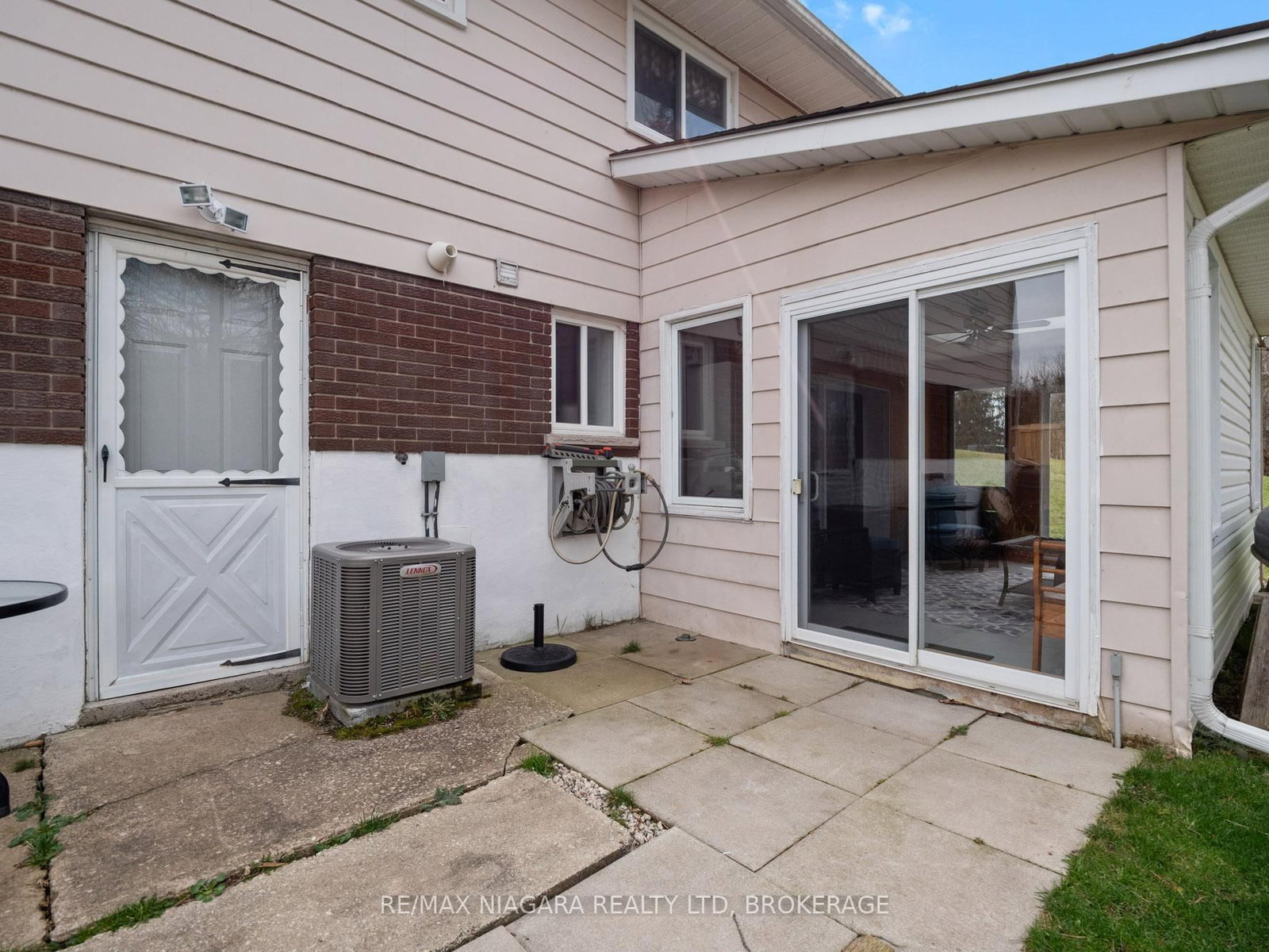 Detached House for sale at 883 Ridge Road, Fort Erie, Ontario, L0S 1N0 - Ridgeway - MLS: X12972946