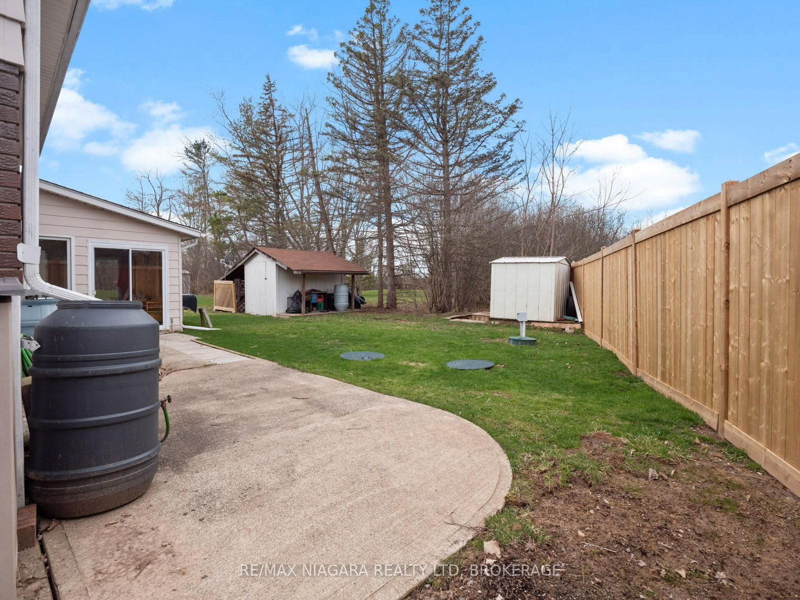 Detached House for sale at 883 Ridge Road, Fort Erie, Ontario, L0S 1N0 - Ridgeway - MLS: X12972946