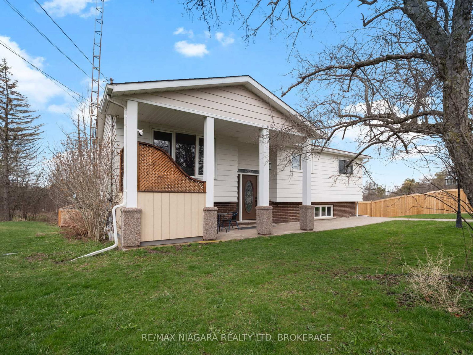 Detached House for sale at 883 Ridge Road, Fort Erie, Ontario, L0S 1N0 - Ridgeway - MLS: X12972946