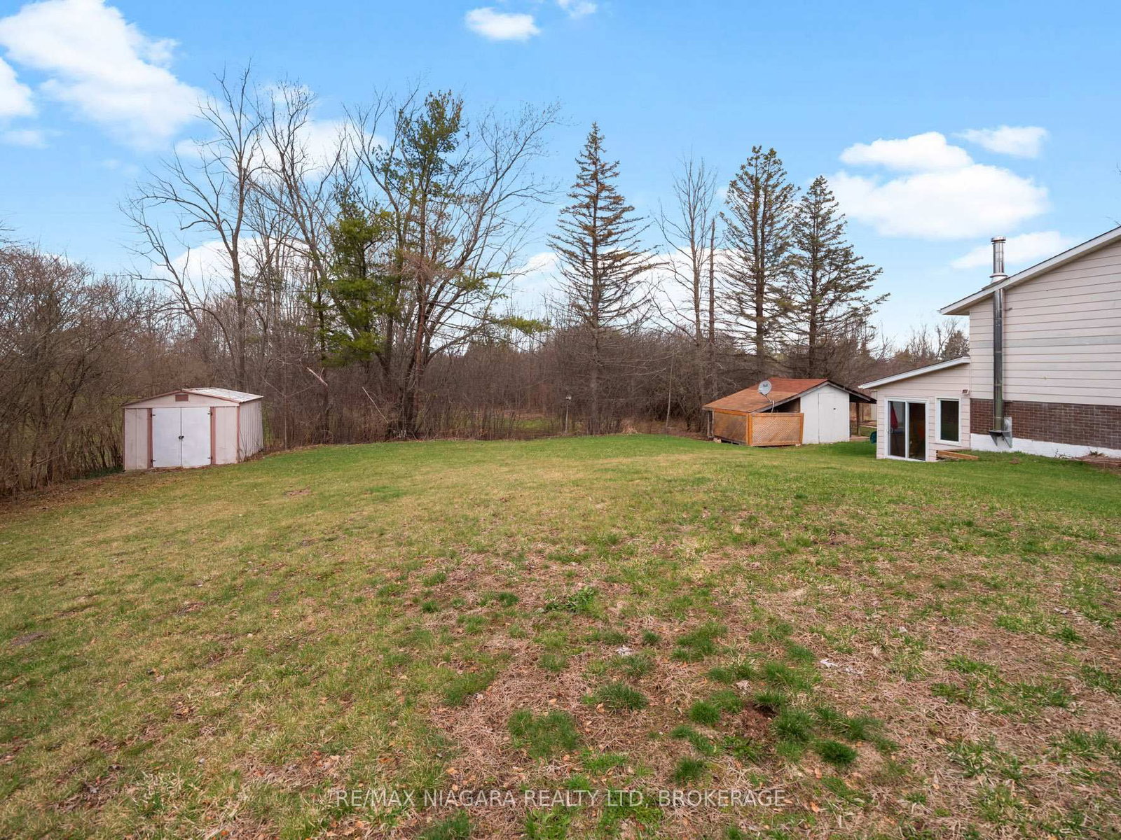 Detached House for sale at 883 Ridge Road, Fort Erie, Ontario, L0S 1N0 - Ridgeway - MLS: X12972946