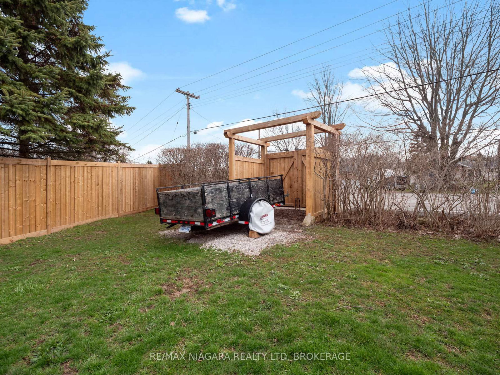 Detached House for sale at 883 Ridge Road, Fort Erie, Ontario, L0S 1N0 - Ridgeway - MLS: X12972946