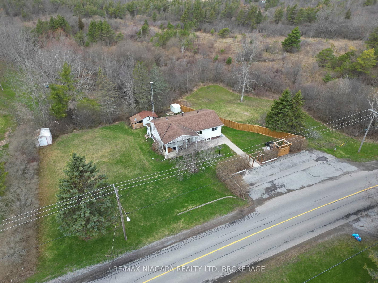 Detached House for sale at 883 Ridge Road, Fort Erie, Ontario, L0S 1N0 - Ridgeway - MLS: X12972946