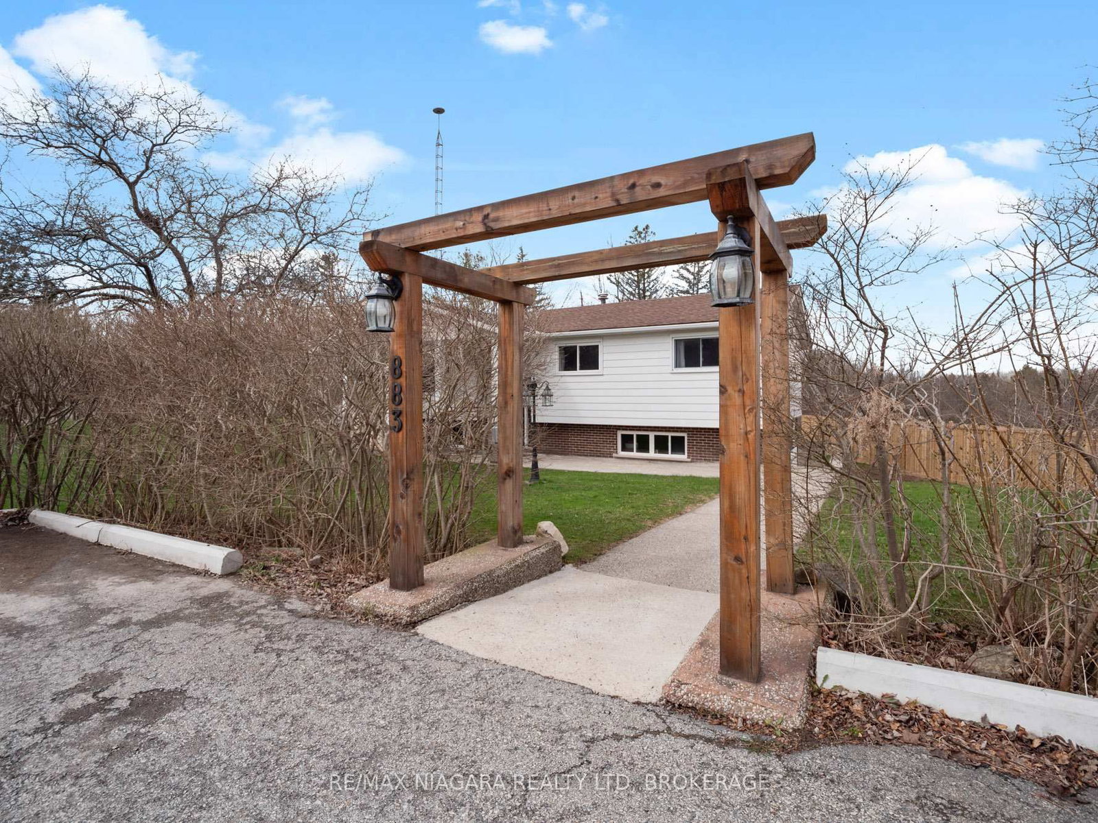 Detached House for sale at 883 Ridge Road, Fort Erie, Ontario, L0S 1N0 - Ridgeway - MLS: X12972946