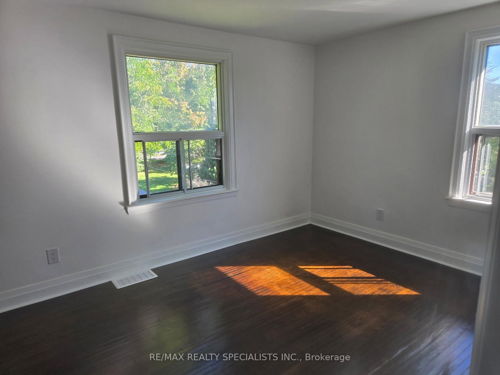 Detached House for sale at 970 Concession Street, Hamilton, Ontario, L8T 1A1 - Sunninghill - MLS: X12973084