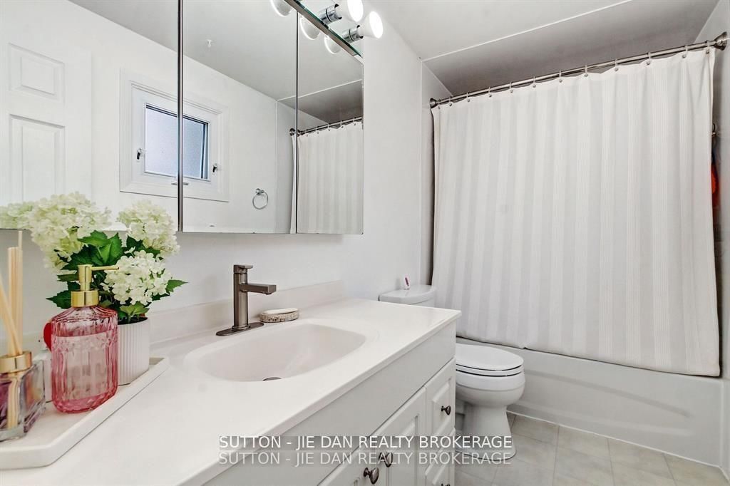 Detached House for sale at 55 CONSTABLE Court, London North, Ontario, N6G 3N7 - North I - MLS: X12973108