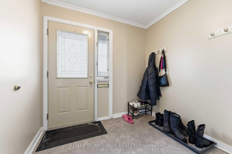 1707 Meadowbrook Rd, Ottawa, K1B 4W6 | Image 2