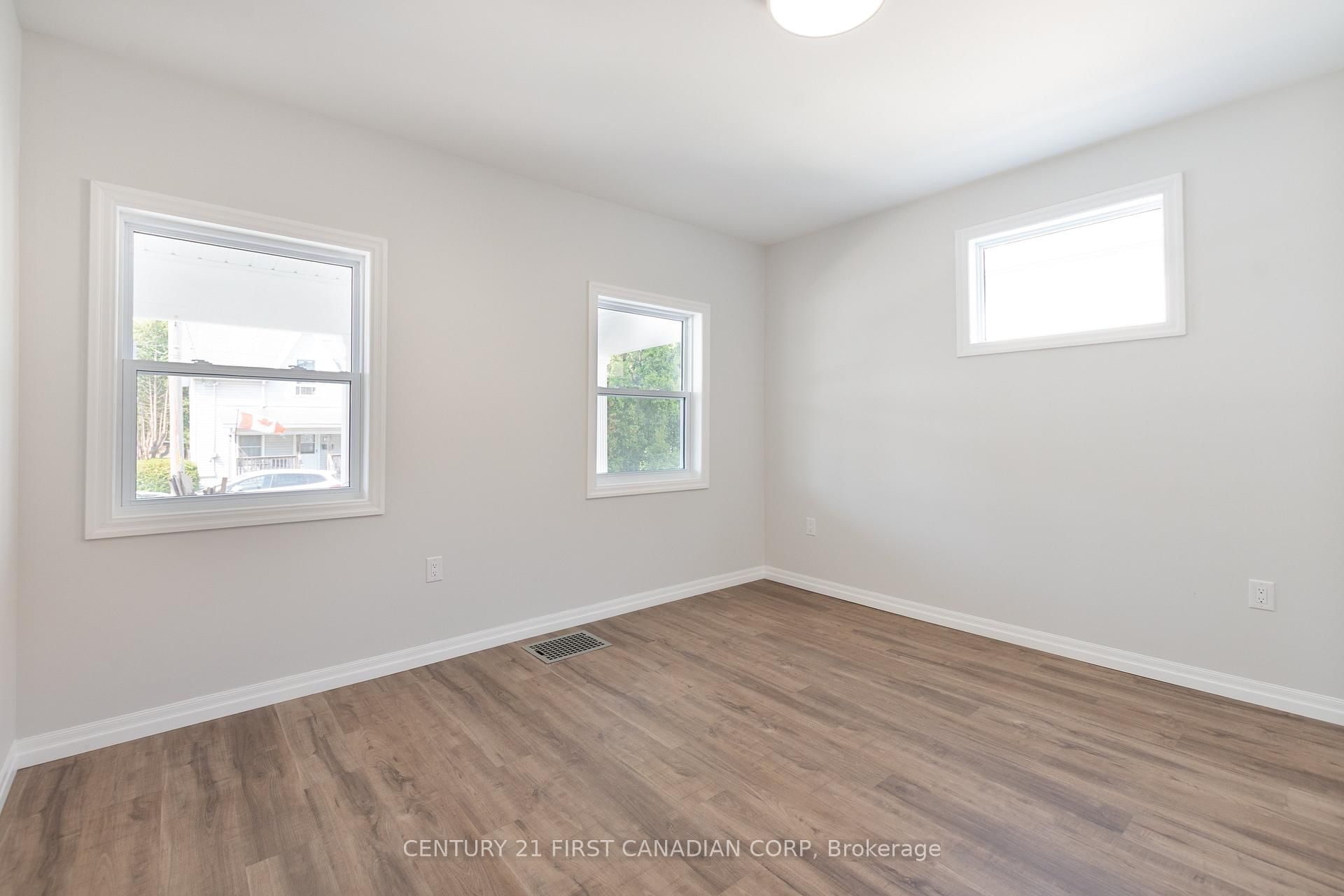 35 Inkerman Street, Unit Main