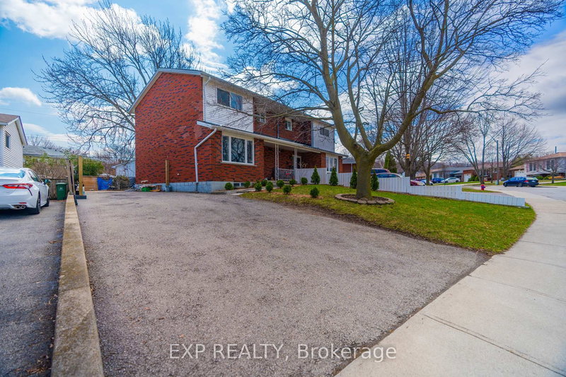 217 St Andrews Dr, Hamilton, L8K 5K2 | Image 2