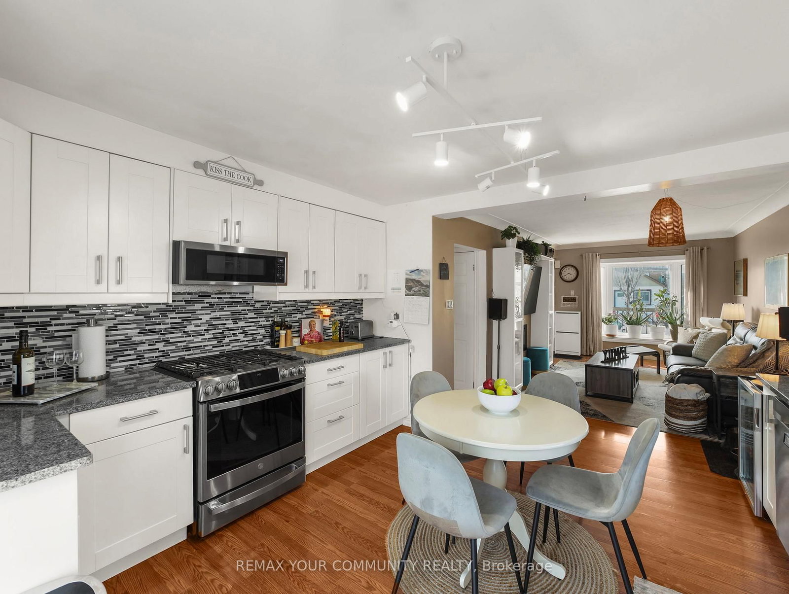 Listing Image 7