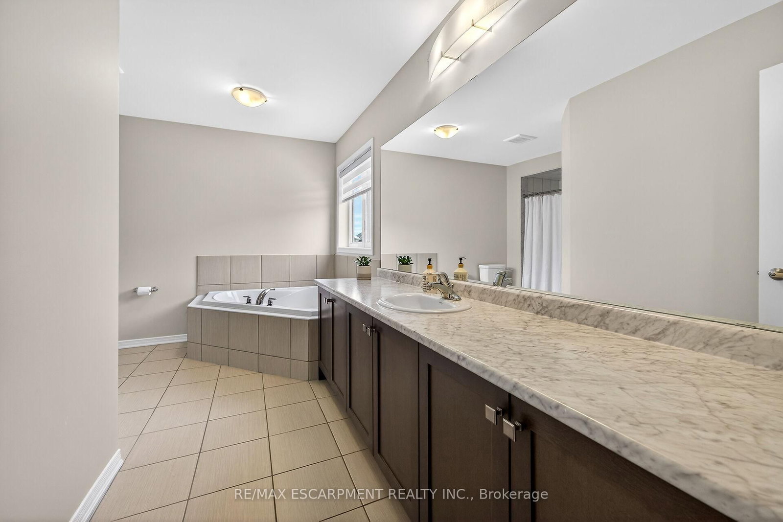 Detached House for sale at 20 Armes Street, Hamilton, Ontario, L0R 1C0 - Binbrook - MLS: X12975646