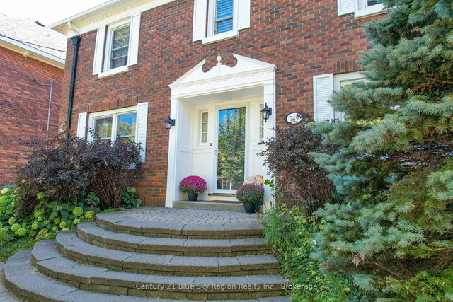 749 Mcintyre Street W