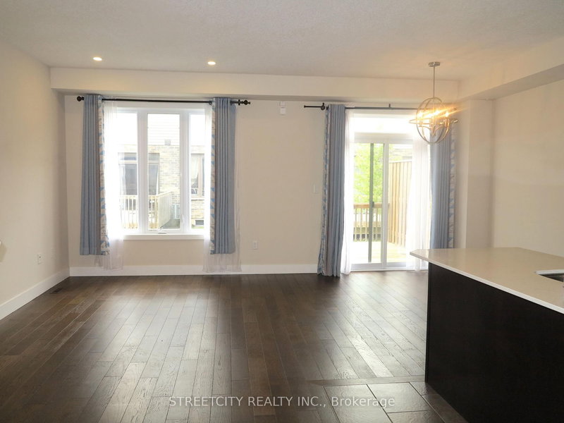 37 - 1960 Dalmagarry Rd, London North, N6G 0T8 | Image 3