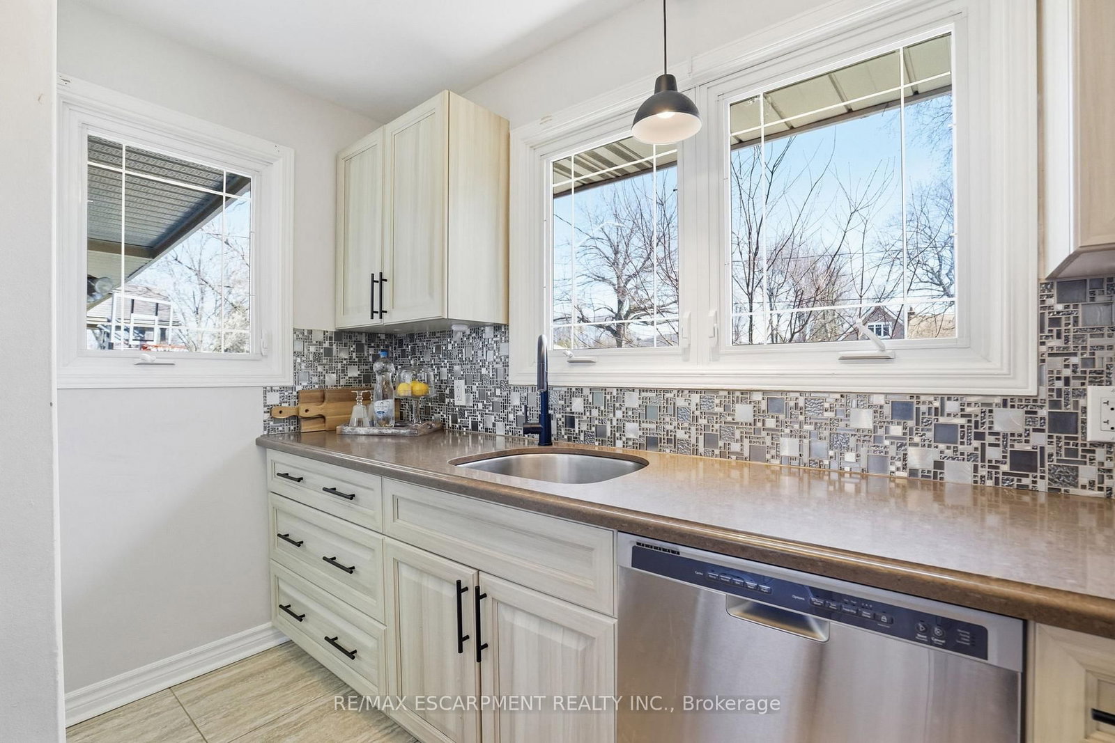 Detached House for sale at 208 Seneca Avenue, Hamilton, Ontario, L9B 1M2 - Rural Glanbrook - MLS: X12976846