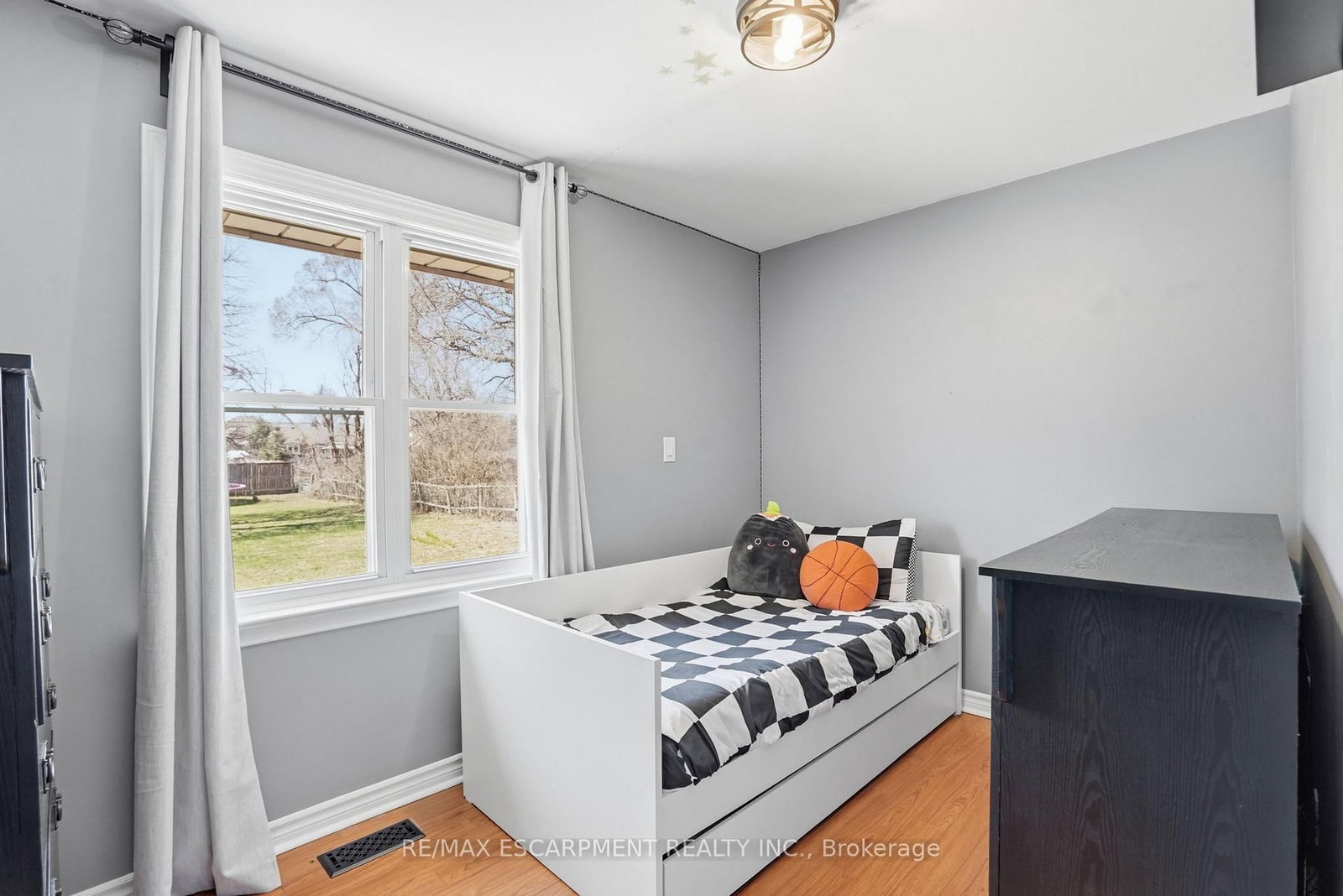 Detached House for sale at 208 Seneca Avenue, Hamilton, Ontario, L9B 1M2 - Rural Glanbrook - MLS: X12976846