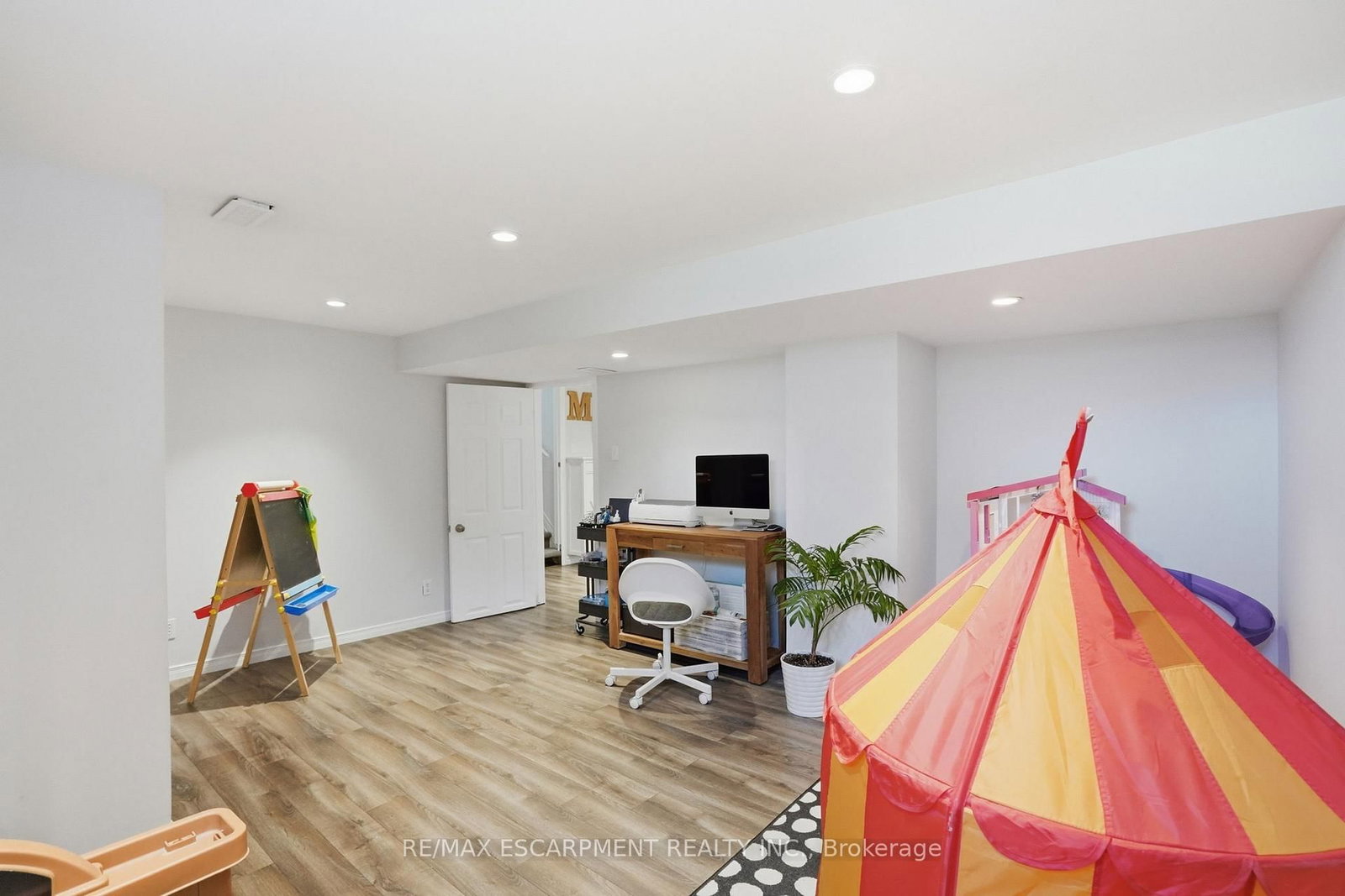 Detached House for sale at 208 Seneca Avenue, Hamilton, Ontario, L9B 1M2 - Rural Glanbrook - MLS: X12976846