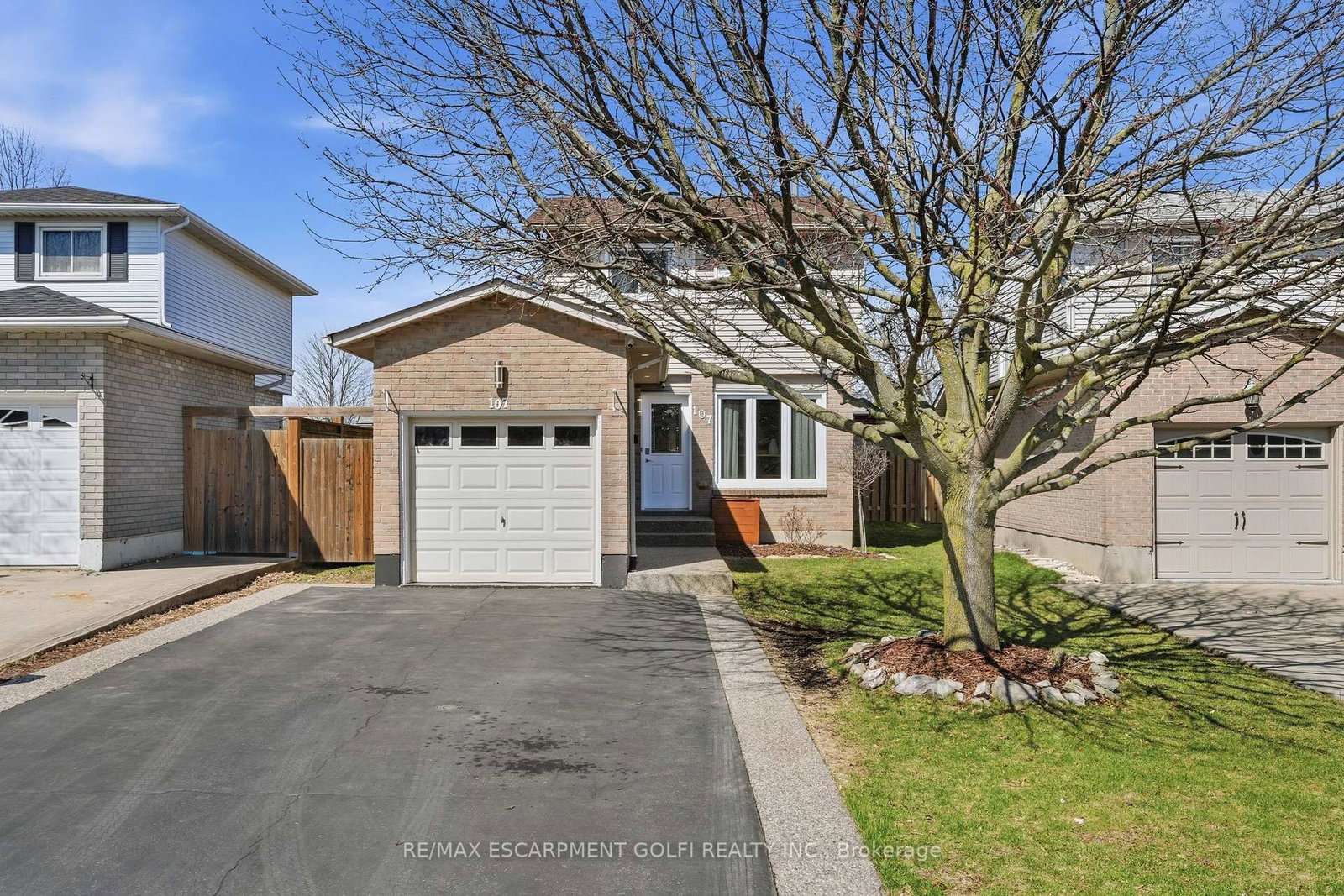 Detached House for sale at 107 Broughton Avenue, Hamilton, Ontario, L8W 3S7 - Broughton - MLS: X12977326