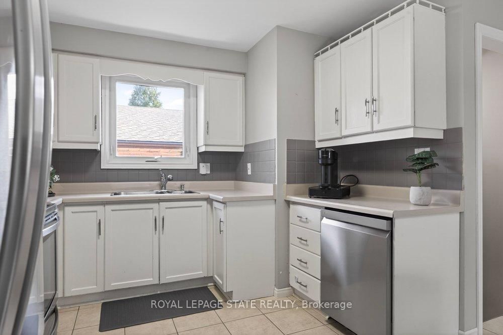 Detached House for sale at 39 Trenholme Crescent, Hamilton, Ontario, L8W 2L4 - Trenholme - MLS: X12977550