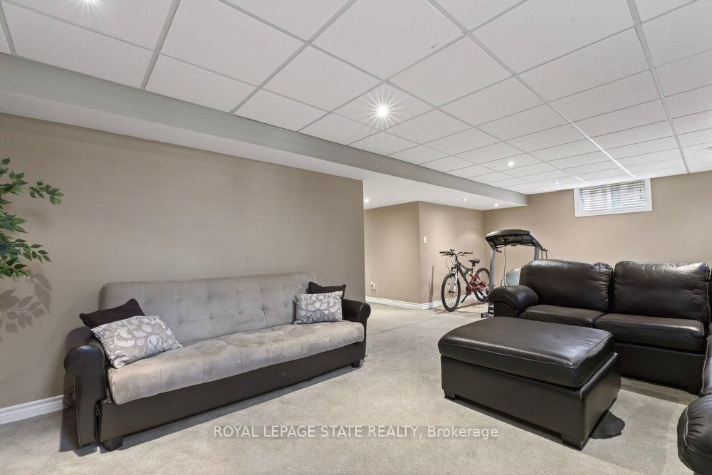 Detached House for sale at 39 Trenholme Crescent, Hamilton, Ontario, L8W 2L4 - Trenholme - MLS: X12977550