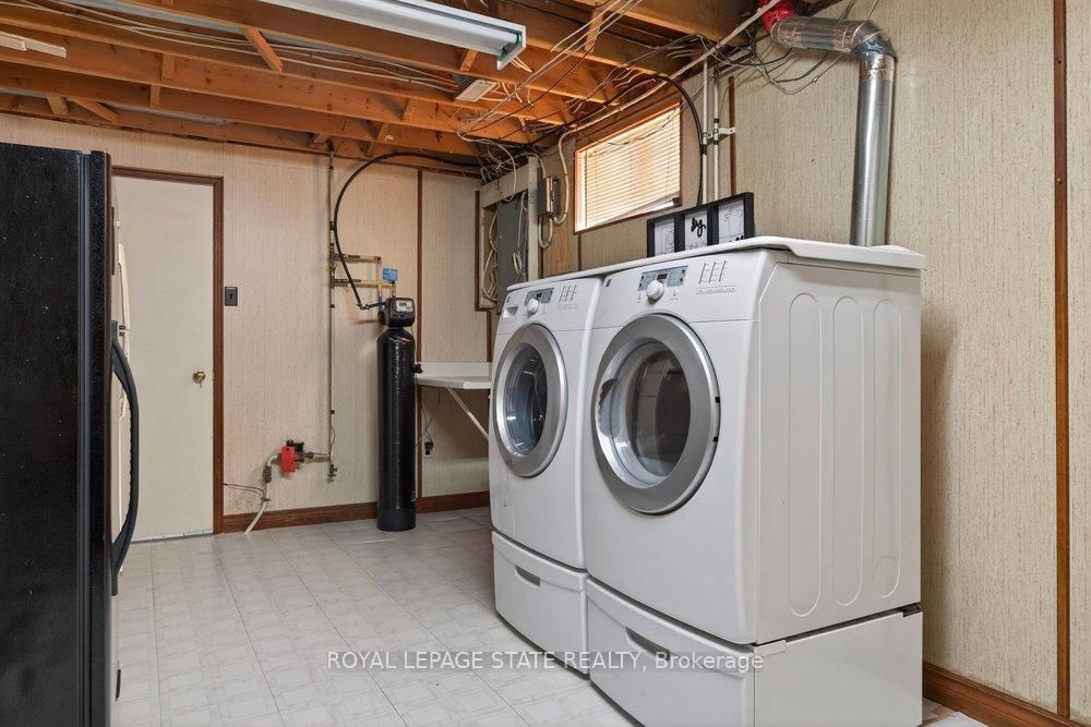 Detached House for sale at 39 Trenholme Crescent, Hamilton, Ontario, L8W 2L4 - Trenholme - MLS: X12977550