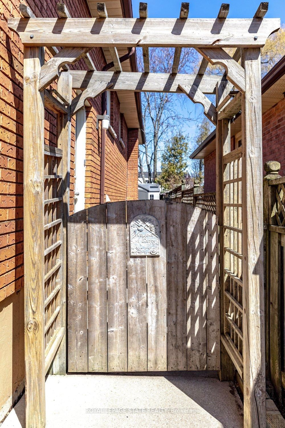 Detached House for sale at 39 Trenholme Crescent, Hamilton, Ontario, L8W 2L4 - Trenholme - MLS: X12977550