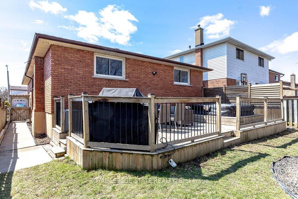 Detached House for sale at 39 Trenholme Crescent, Hamilton, Ontario, L8W 2L4 - Trenholme - MLS: X12977550