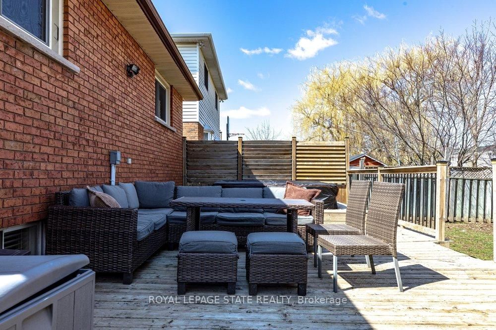 Detached House for sale at 39 Trenholme Crescent, Hamilton, Ontario, L8W 2L4 - Trenholme - MLS: X12977550