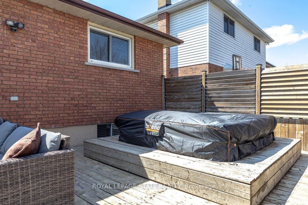 Detached House for sale at 39 Trenholme Crescent, Hamilton, Ontario, L8W 2L4 - Trenholme - MLS: X12977550