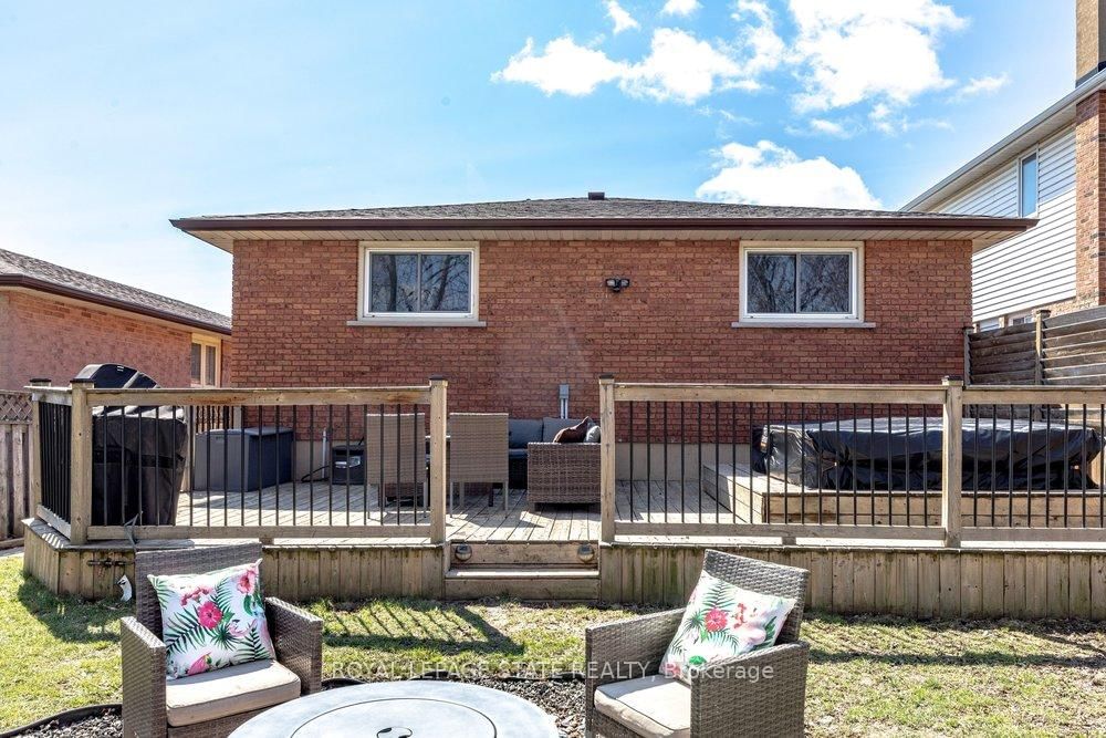 Detached House for sale at 39 Trenholme Crescent, Hamilton, Ontario, L8W 2L4 - Trenholme - MLS: X12977550