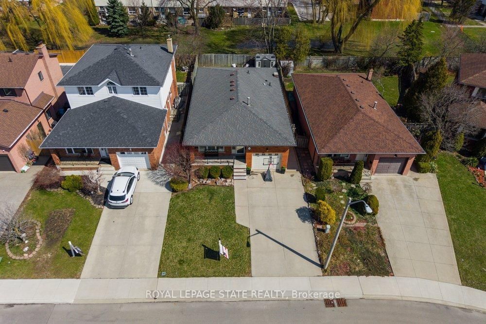 Detached House for sale at 39 Trenholme Crescent, Hamilton, Ontario, L8W 2L4 - Trenholme - MLS: X12977550