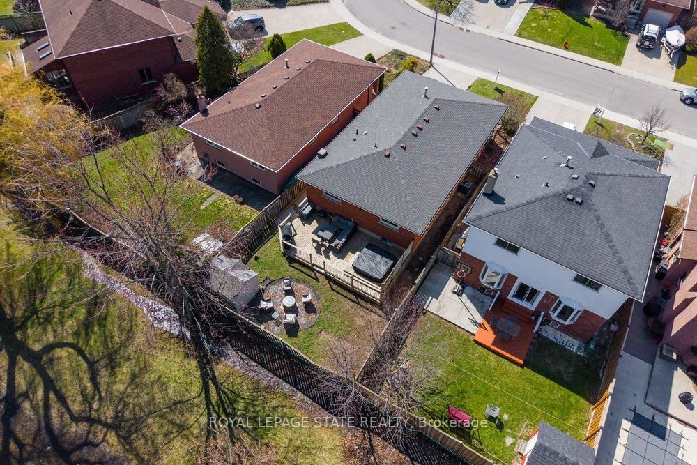 Detached House for sale at 39 Trenholme Crescent, Hamilton, Ontario, L8W 2L4 - Trenholme - MLS: X12977550