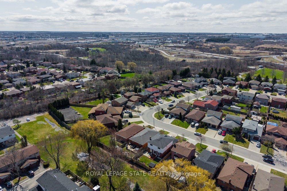 Detached House for sale at 39 Trenholme Crescent, Hamilton, Ontario, L8W 2L4 - Trenholme - MLS: X12977550