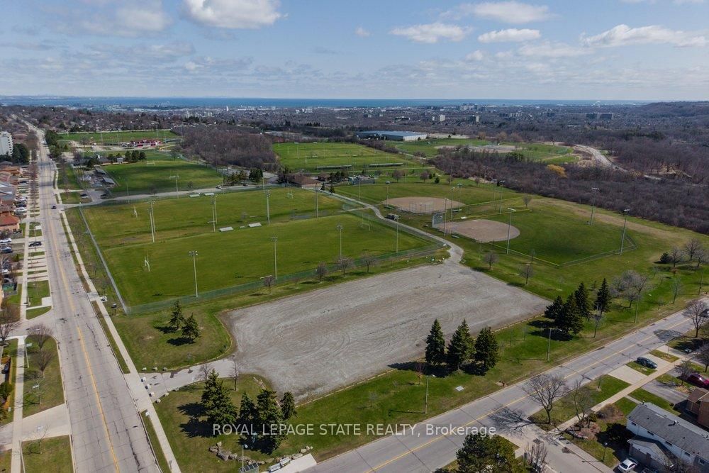 Detached House for sale at 39 Trenholme Crescent, Hamilton, Ontario, L8W 2L4 - Trenholme - MLS: X12977550