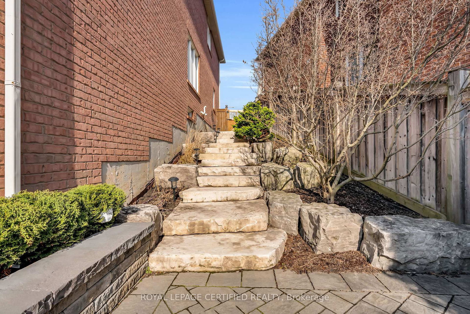 Detached House for sale at 31 Peer Court, Hamilton, Ontario, L9K 0C5 - Meadowlands - MLS: X12977562