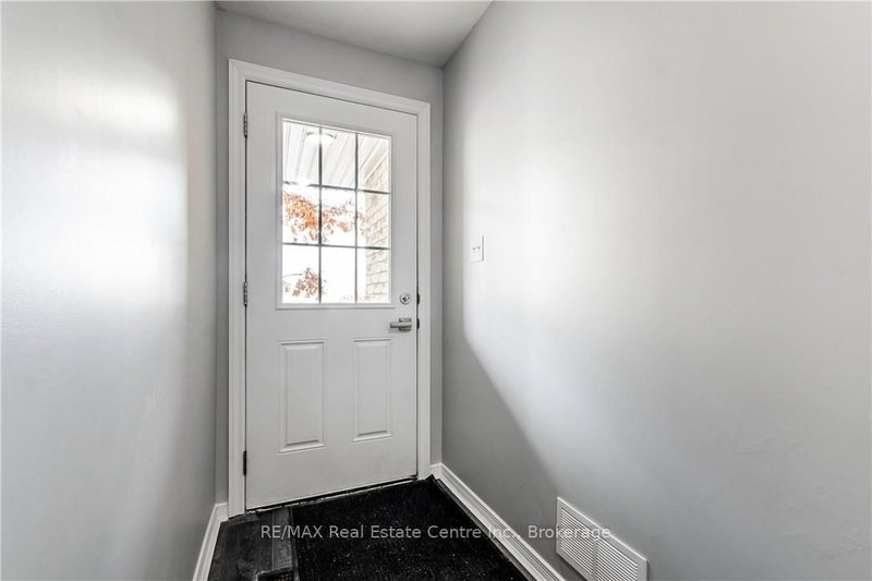 B9 - 155 Highland Cres, Waterloo, N2M 0A1 | Image 3