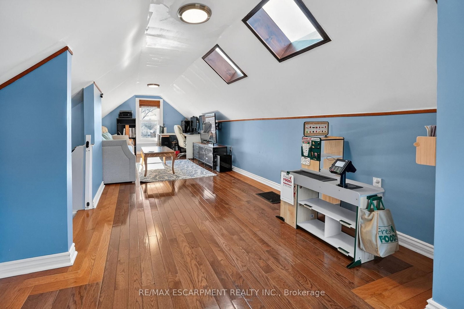 Detached House for sale at 207 EDGEMONT Street, Hamilton, Ontario, L8K 2J1 - Delta - MLS: X12977812