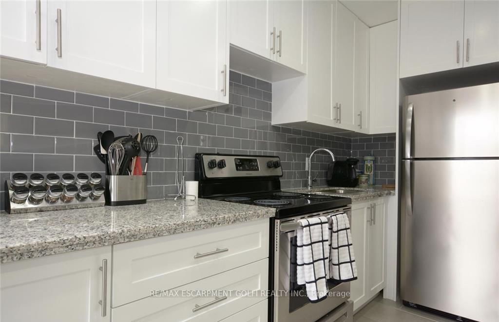 Detached House for sale at 166 Fairfield Avenue, Hamilton, Ontario, L8H 5H4 - Homeside - MLS: X12978212