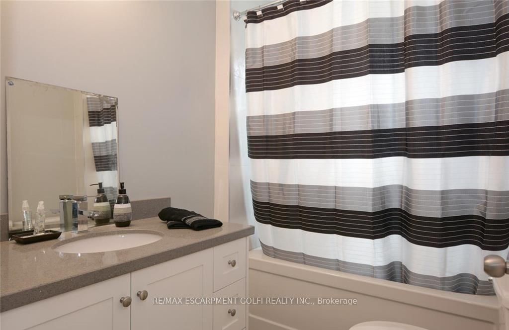 Detached House for sale at 166 Fairfield Avenue, Hamilton, Ontario, L8H 5H4 - Homeside - MLS: X12978212