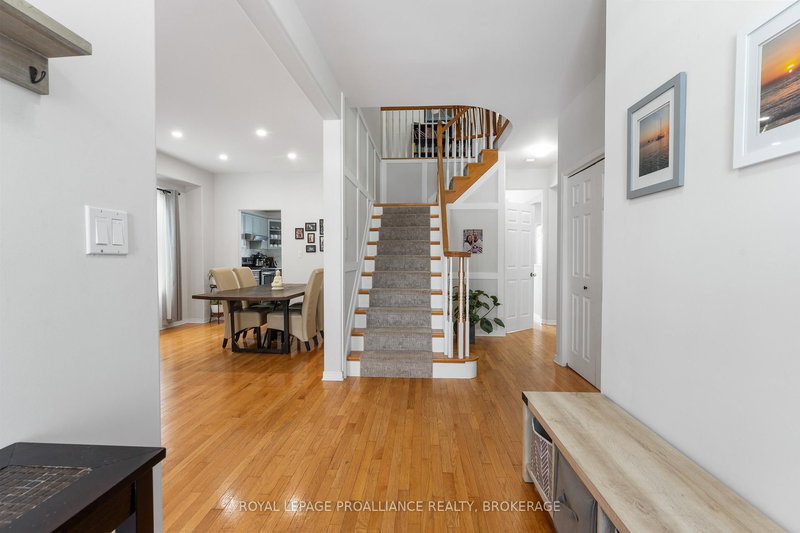 975 Bluffwood Ave, Kingston, K7K 7K5 | Image 2