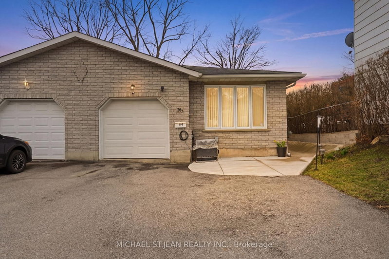 19B Dundas Street W