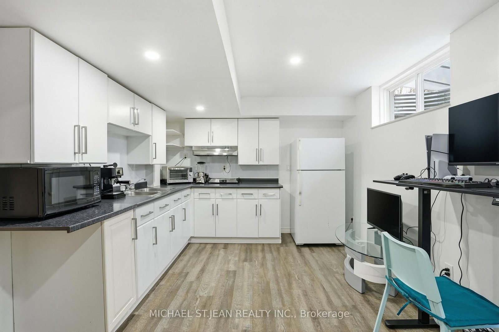 Listing Image 19