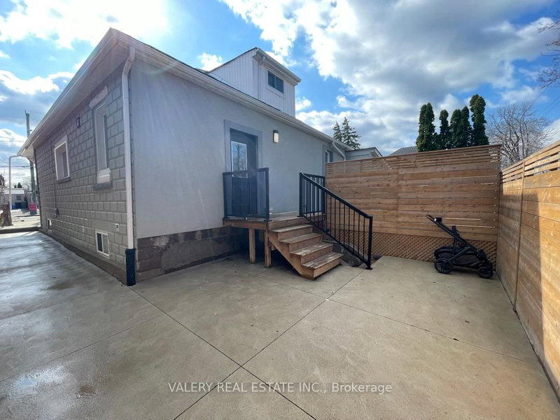 Lower - 520 Cochrane Rd Rd, Hamilton, L8K 3H5 | Image 2